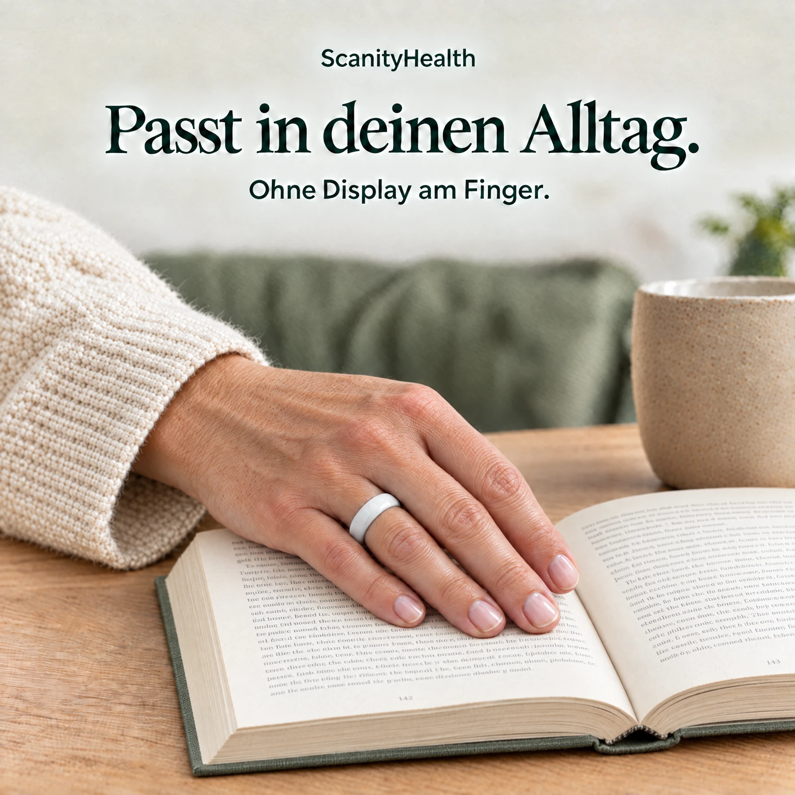 Eine Frau legt ihre Hand mit weißem Keramikring auf ein aufgeschlagenes Buch. KI-inszeniertes Lesemotiv.