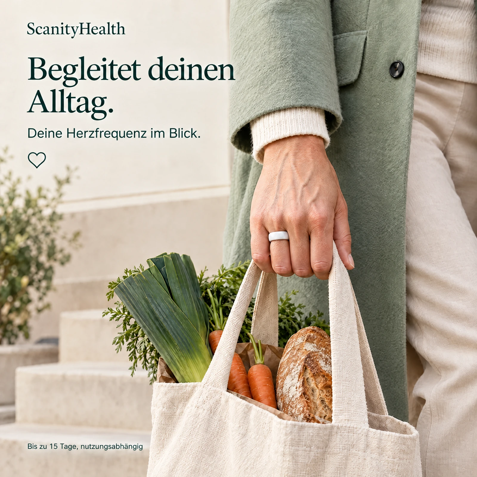 Eine Frau trägt eine Einkaufstasche. Ihr weißer Keramikring sitzt sichtbar am Ringfinger. KI-inszeniertes Alltagsmotiv.