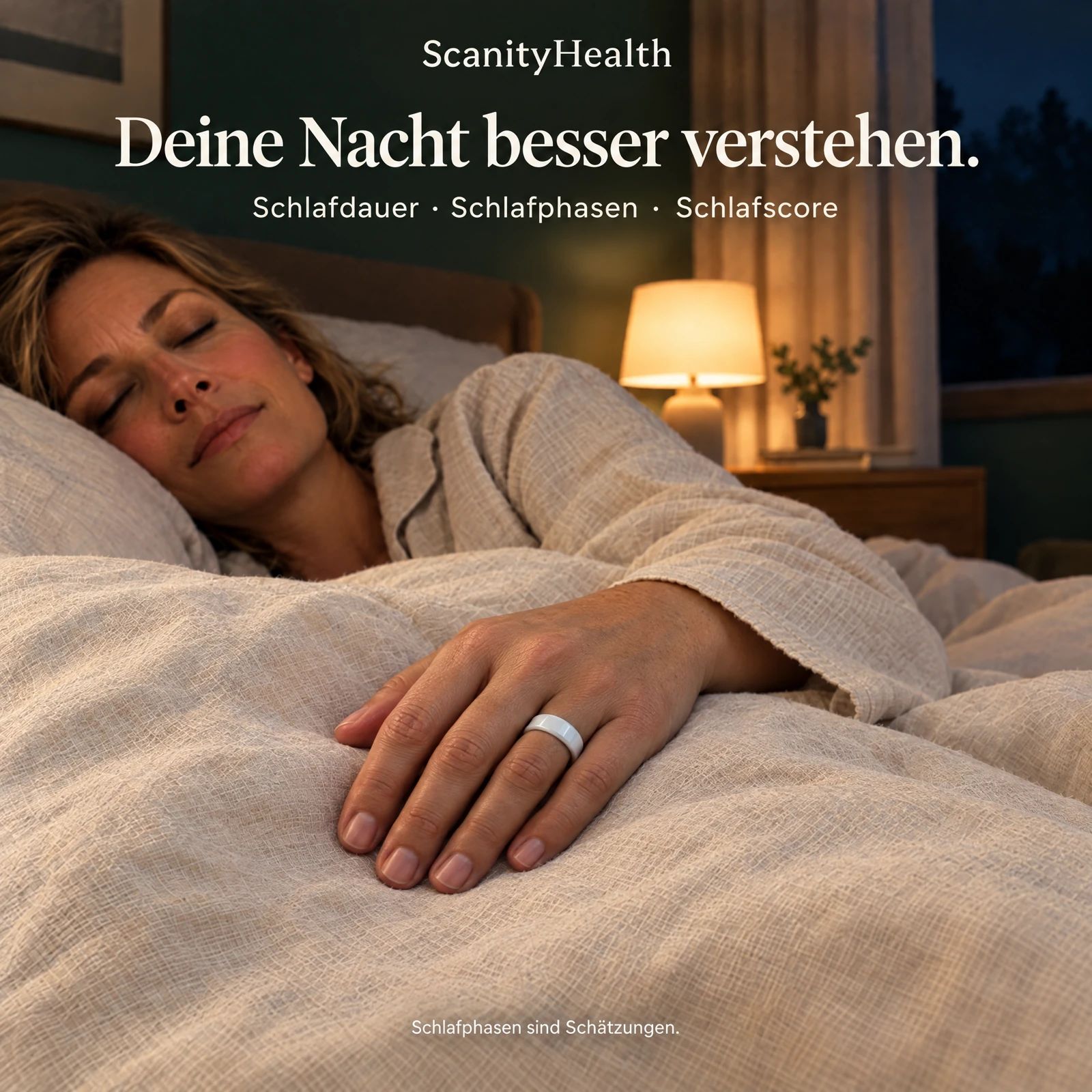 Eine Frau kommt mit ihrem weißen Keramikring am Ringfinger im Bett zur Ruhe. Schlafphasen sind Schätzungen. KI-inszeniertes Nachtmotiv.